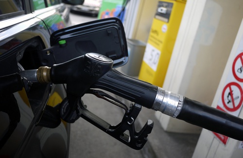 Aumenta il prezzo della benzina, in arrivo nuove accise nel 2012
