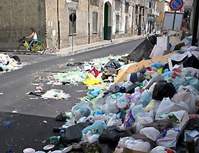 Napoli: Oggi i rifiuti vanno a scuola, non i ragazzi