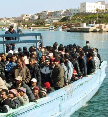 Il Viminale ferma una nave di immigrati. A Lampedusa proteste contro Le Pen e Borghezio