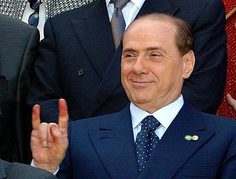 Berlusconi e l'antidoto alla crisi. "Lavorate di più"