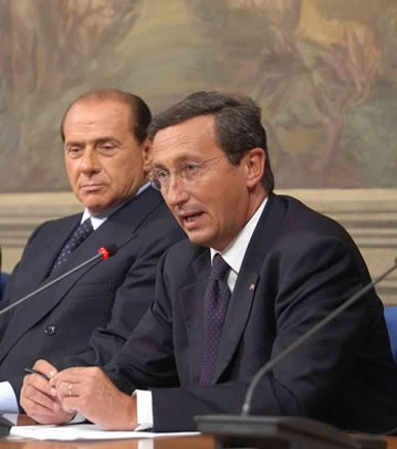 Se Berlusconi attacca Fini