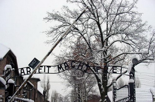 Ritrovata insegna Auschwitz, polizia: "Gli arrestati non sono neonazisti"