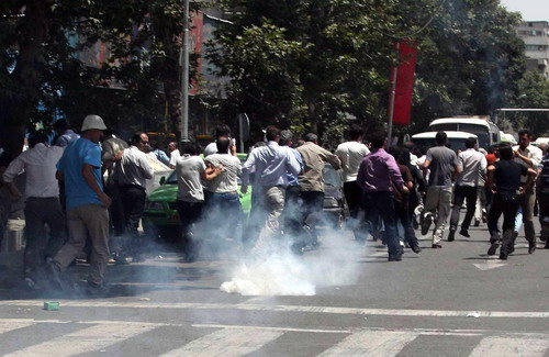 Teheran, università: scontri fra polizia e dimostranti