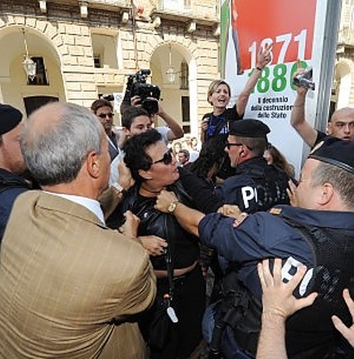 Festa Pd, Schifani contestato da grillini e popolo viola - VIDEO