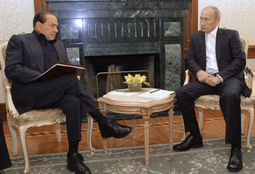 Wikileaks: Berlusconi rovinato dai party, ha un "legame speciale" con Putin