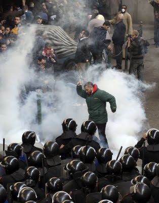 Proteste Egitto: Mubarak "chiama" le opposizioni. Manifestazioni antigovernative in tutto il paese