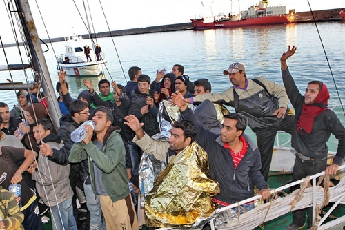 Immigrati, Lampedusa è al collasso. Sbarchi anche vicino Catania.