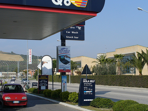 Rapinano distributore di benzina ed uccidono il gestore