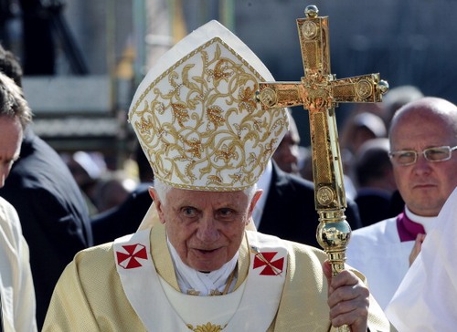 Pedofilia: Papa Benedetto XVI denunciato alla corte dell'Aja per crimini contro l'umanità!
