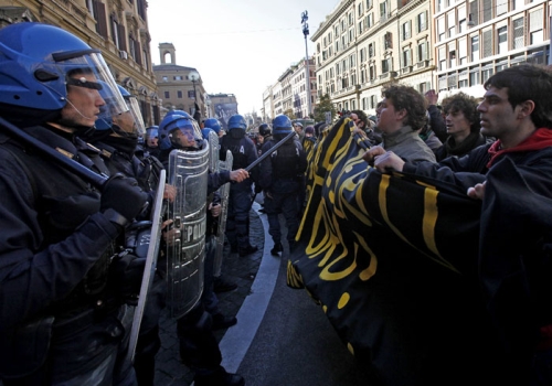 La Camera approva la manovra. Scontri all'esterno