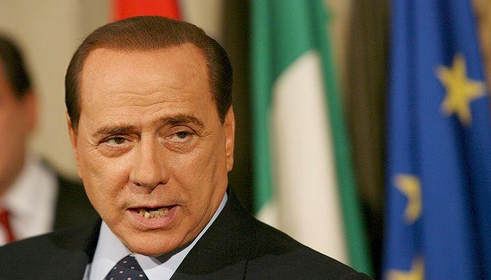 Berlusconi guarda il discorso di fine anno di Napolitano