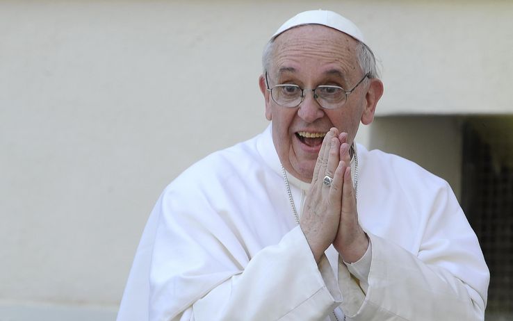 Il Papa interviene sui migranti ma parla anche del denaro sporco
