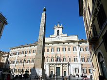 Polemiche sulla manovra approvata. FI con i gillet blu, PD in piazza